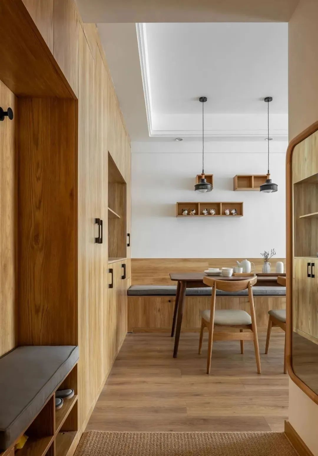 2,卡座与吊柜若觉得地柜取拿物品不方便,可在卡座上方安装吊柜,也能起