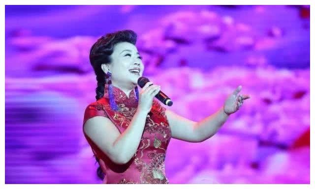 她23次登上央视春晚,为照顾病重父亲消失5年,如今52仍未婚!