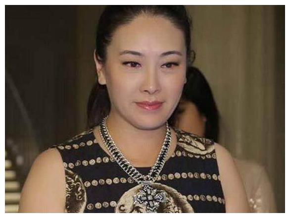 19岁出道的贾妮,31岁因赌气赌出一生的幸福,今50岁被宠成公主