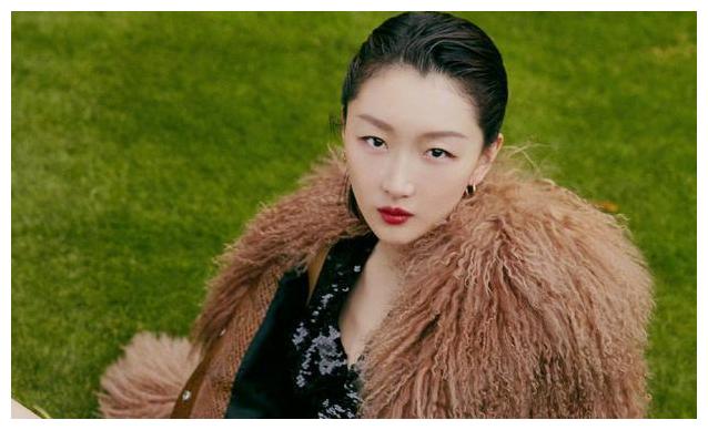 周冬雨为何每次"素颜"出镜,当她化上大浓妆,其他女星甘拜下风