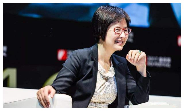 她是"北大才女",后嫁大18岁"清华学霸",今被宠成公主超幸福