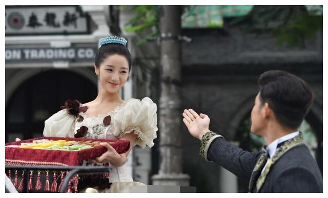 男主寇家瑞比肖燕大了14岁,他曾参演过《光阴的故事》《大秧歌》