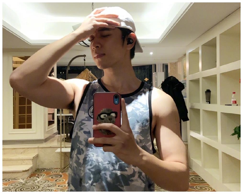 陈若轩展示肌肉做俯卧撑,秀技巧翻车脸先着地,下巴受伤表情失控