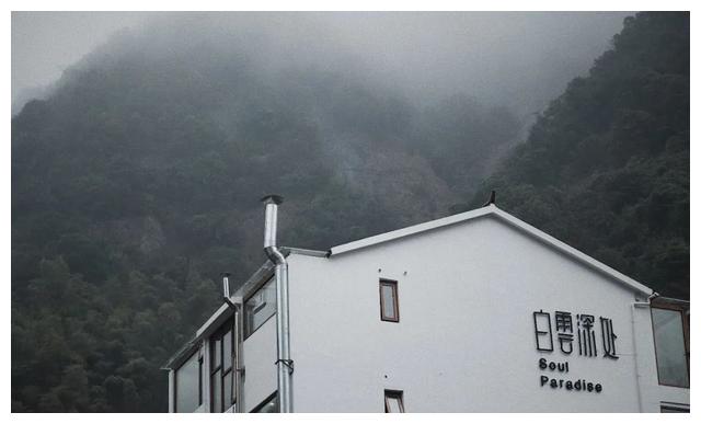 早在黄帝时代,中药鼻祖——桐君老人就在桐君山脚结庐采药,悬壶济世