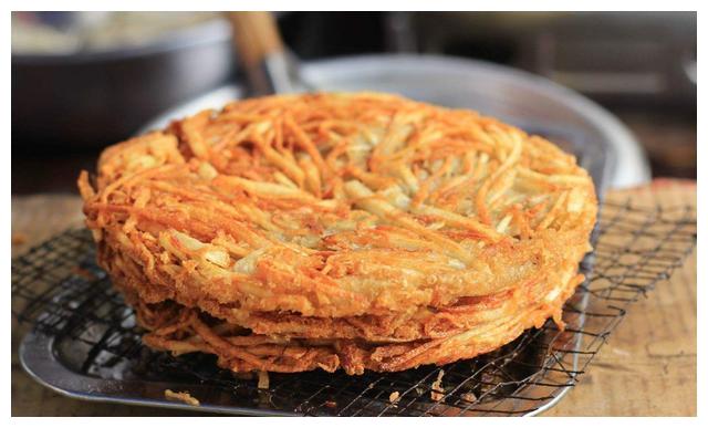 小吃摊的土豆饼为啥好吃?秘诀全在这,外酥里软,学会能摆摊了