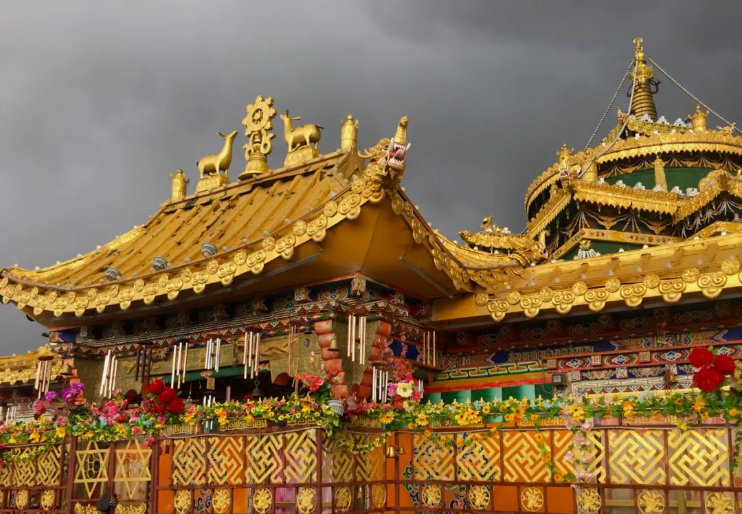 色达五明佛学院喇荣沟中的大学城