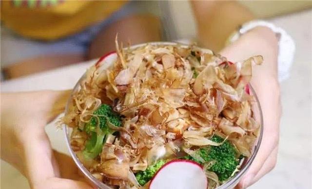 木鱼花为何会“跳舞”?原来它的前身那么坚硬,日本人只能这样吃|木鱼|木鱼花|鲣节_新浪新闻