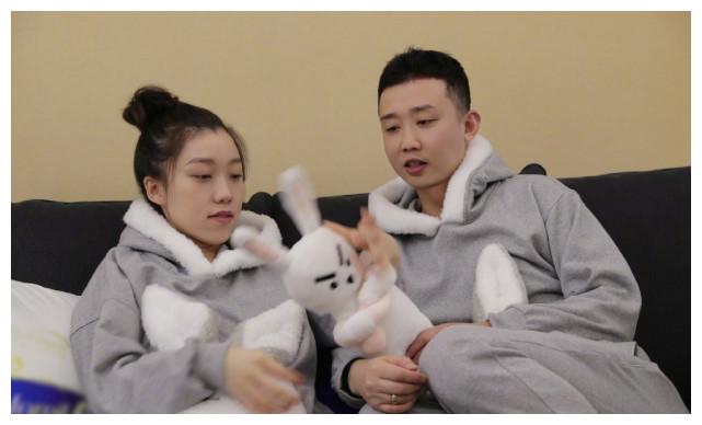 gai周延与老婆穿兔子情侣睡衣录综艺,全程深情对视,甜炸屏