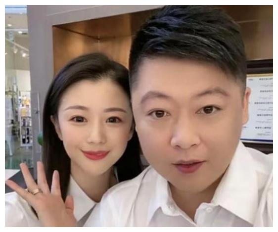 确实是这样,他的老婆比贺树峰小了12岁,是一个95后,现在的有钱人以及