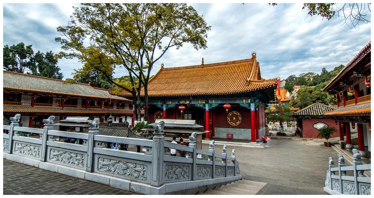云南这座寺庙见佛先下坡是观音道场但比浙江普陀山还早百年