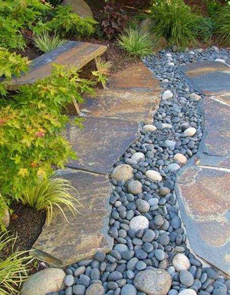 再给院子铺路,我也在中间加铺条鹅卵石小道,加上地漏双重排水