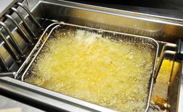 炸薯条软趴趴的不酥脆切忌直接下油锅教你一招外酥里嫩