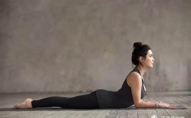 瑜伽眼镜蛇式要怎样练,腰才不会痛?这些技巧你要知道!