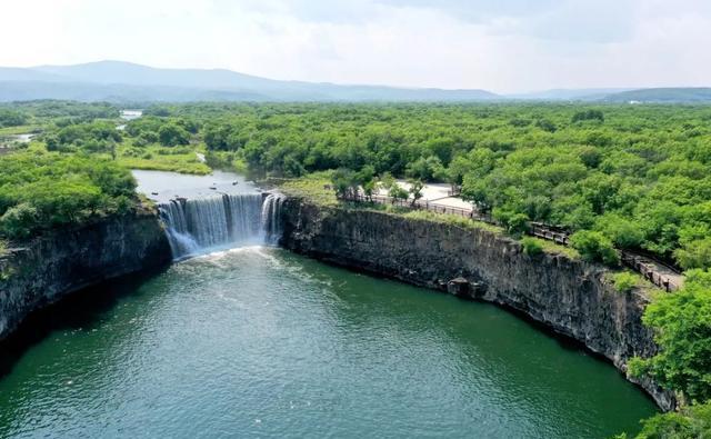 不要太震撼镜泊湖吊水楼瀑布三面环水的飞瀑让人惊叹不已