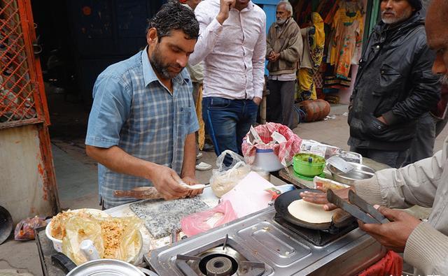 走进真实印度,首都底层人民吃一顿饭只要2块钱,很少能吃上肉