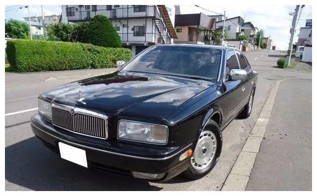 这辆日产总统来自1996年,直瀑的中网和方形的大灯仿照了劳斯莱斯的