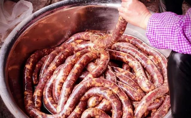 猪肉便宜了山东老乡们自制的灌制香肠你吃过吗