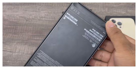 先睹为快!iPhone 13 Pro Max金色版抢先开箱休闲区蓝鸢梦想 - Www.slyday.coM 先睹为快!iPhone 13 Pro Max金色版抢先开箱休闲区蓝鸢梦想 - Www.slyday.coM