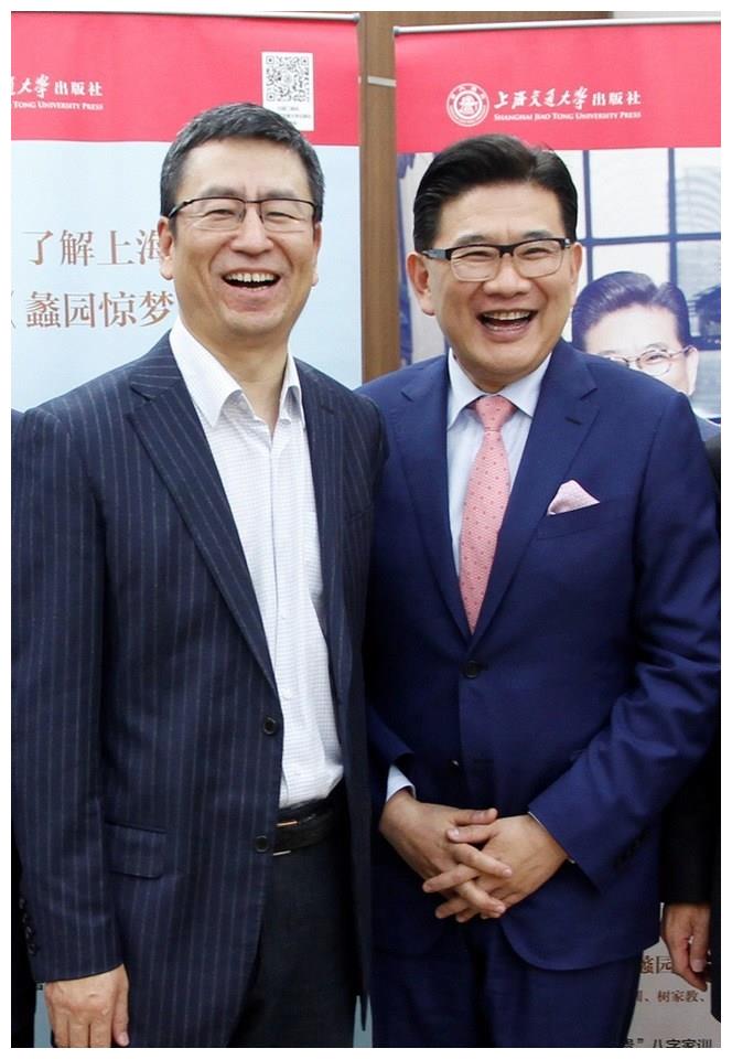 曹可凡近照,梳二分头胖圆脸笑容可掬,妻子是圈外人