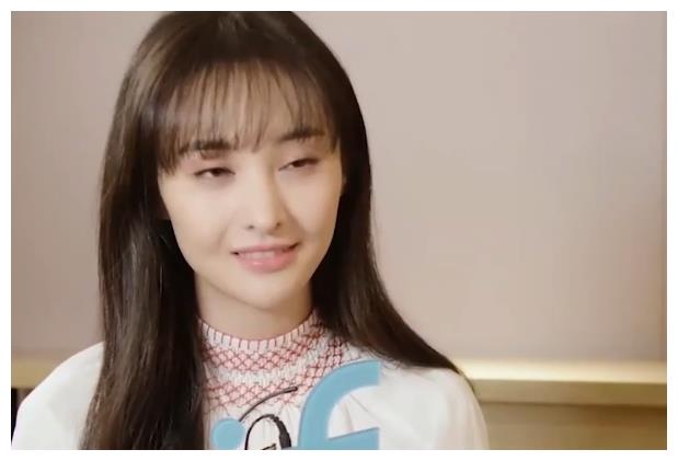 有种"下巴"叫郑爽,画画的过程中拍到了她的侧脸,下巴堪称完美