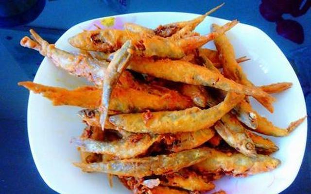 炸酥鱼时不要只会裹面粉做好这一点小鱼色泽金黄口感酥脆