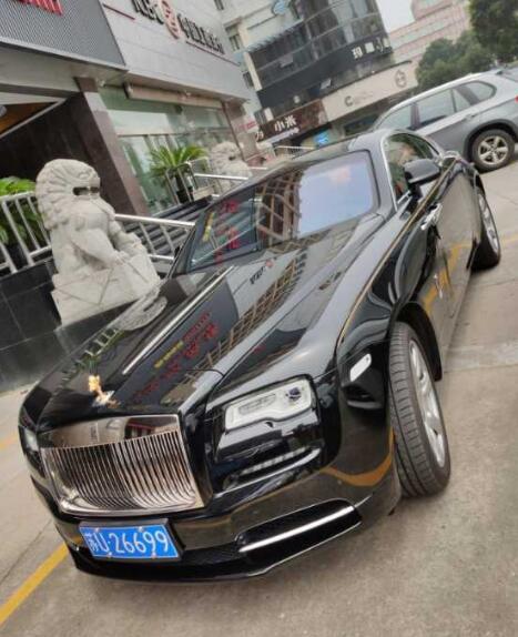 苏州街头实拍劳斯莱斯魅影,小金人车标非常亮眼!_高清图集_新浪网