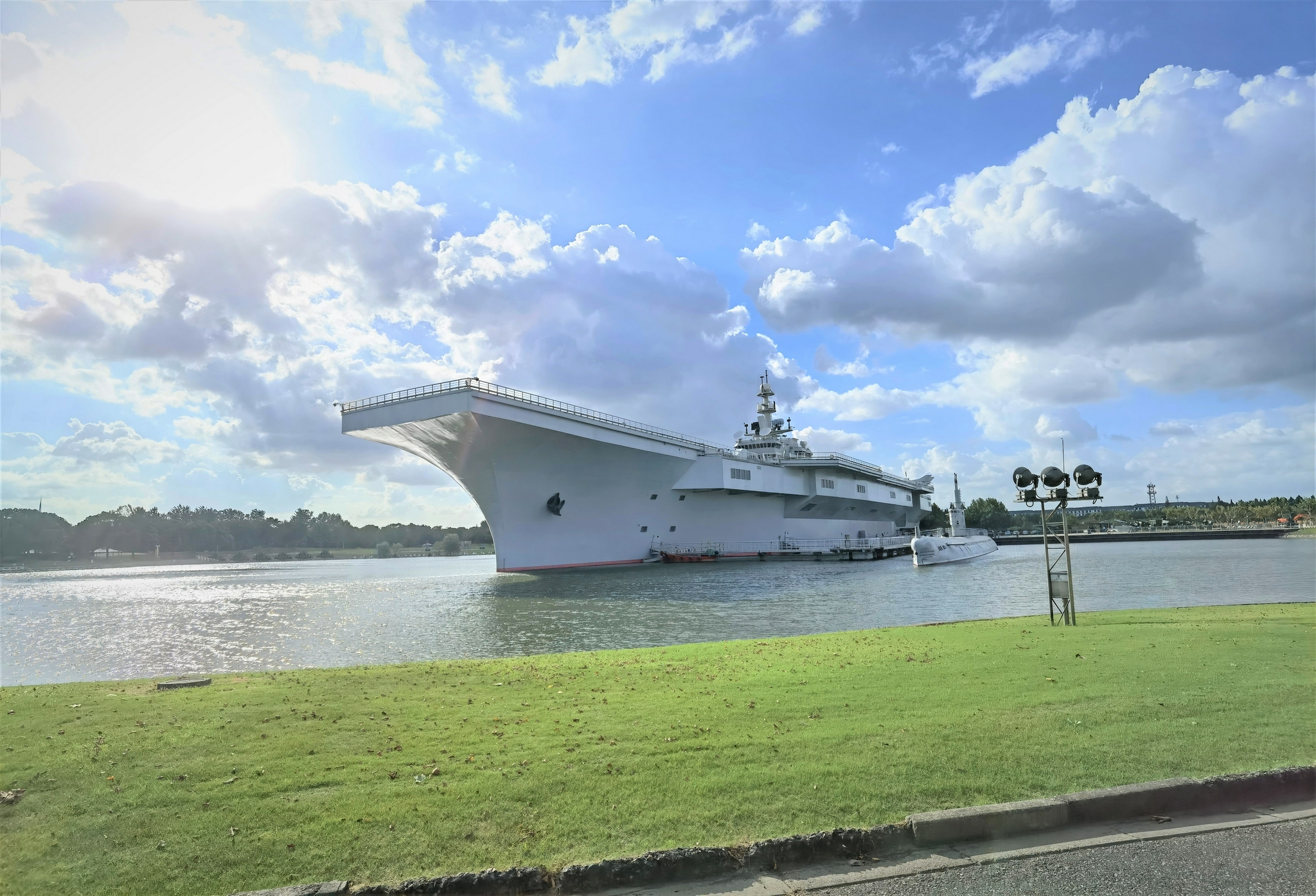 在"国防教育园"区域内,参观了"东方绿舟"模拟航空母舰.