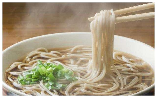 为什么面馆做面条时，把面条煮好后放在高汤里？面馆老板透漏实情休闲区蓝鸢梦想 - Www.slyday.coM