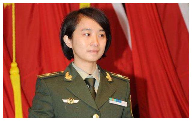 她31岁特招入伍直接被授予少校军衔身份是烈士遗孀