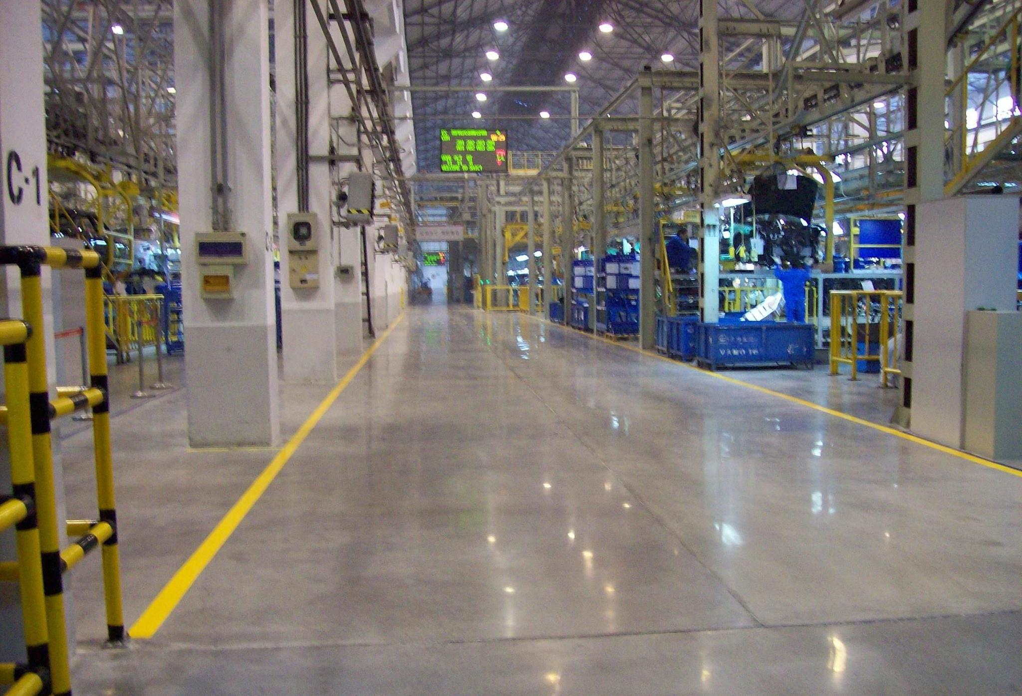 机械车间水泥地面翻新方法,使用密封固化剂地坪