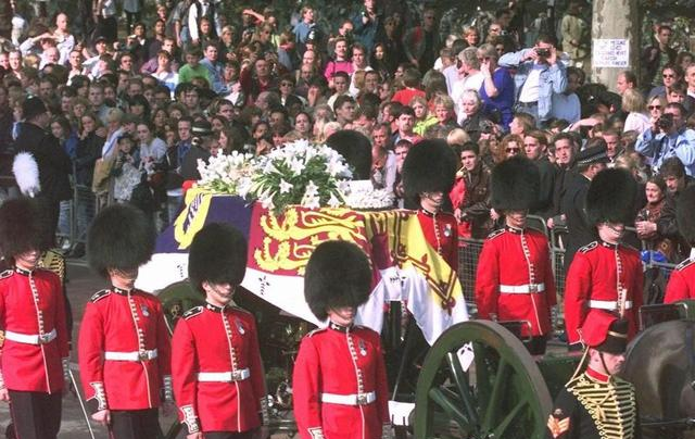 戴安娜葬礼现场：全球25亿人观看电视直播，威廉和哈里表情悲痛