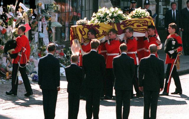 戴安娜葬礼现场：全球25亿人观看电视直播，威廉和哈里表情悲痛