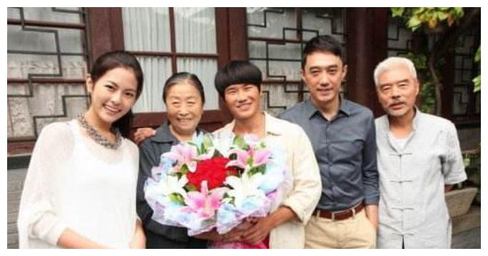 她50多岁出道，72岁才成名，如今82岁坚持拍戏只为给儿子还房贷！休闲区蓝鸢梦想 - Www.slyday.coM