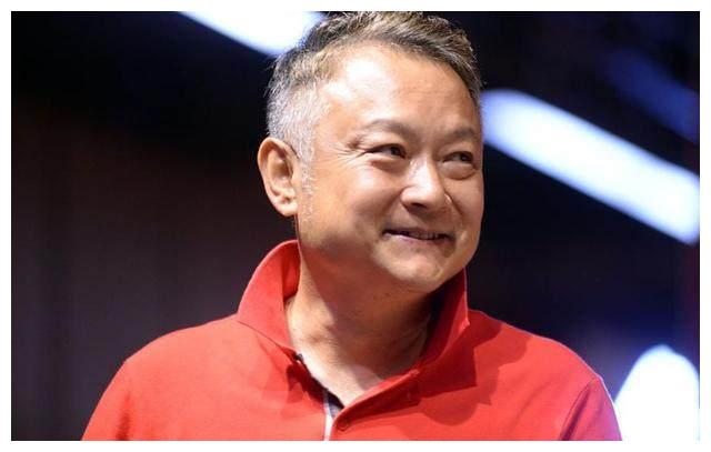 欧阳奋强女儿中戏毕业,一家三口罕见同框,女儿长得和妈妈太像了