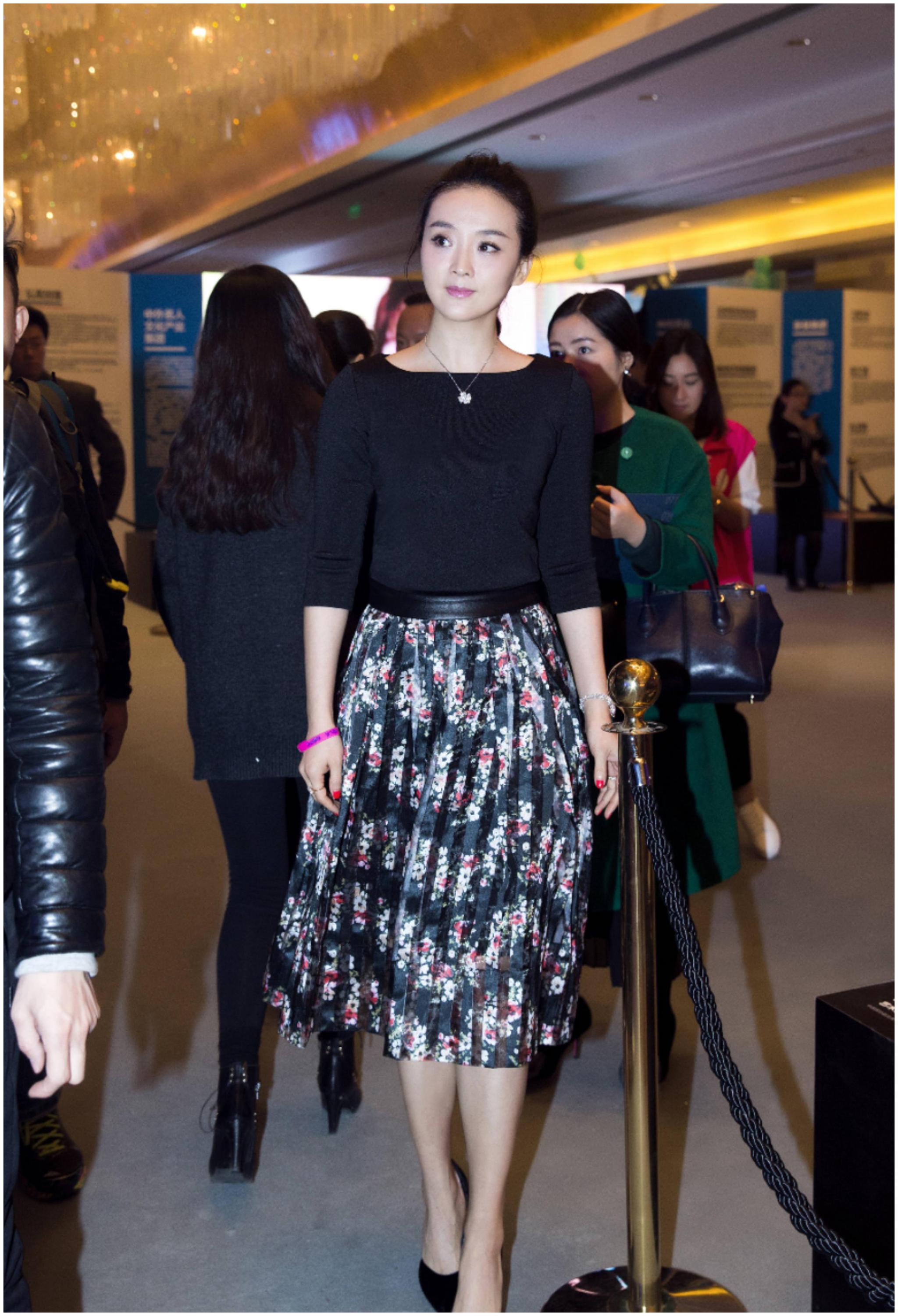 46岁王艳复出拍戏!满脸疲惫显沧桑,穿黑衣双手叉腰还是阔太范