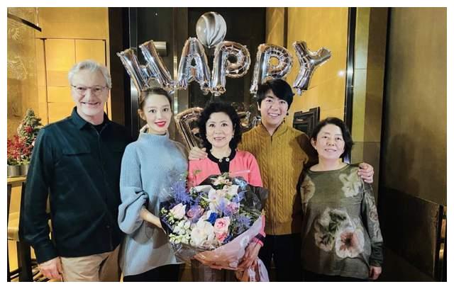 郎朗晒照为母亲庆生,吉娜七个月孕肚抢镜,老丈人高大帅气现身