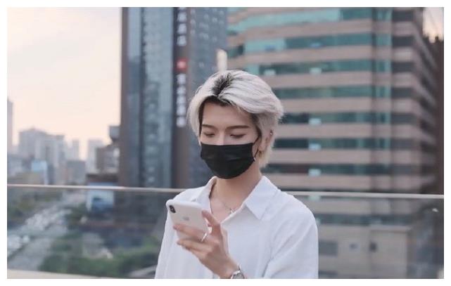 七鹤大人自曝摘掉口罩是校草当他露出侧脸时女粉被撩到了