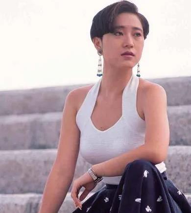 最美短发"港姐"陈法蓉:54岁至今单身未婚,唯有八旬老父陪伴