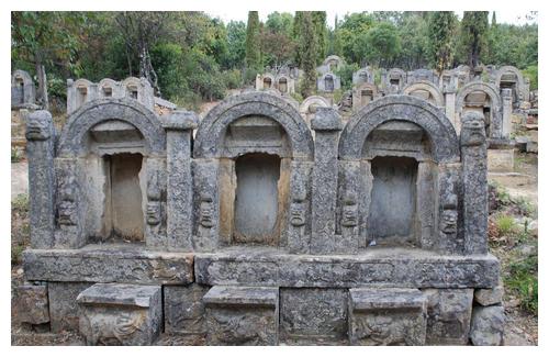 布局严谨错落有致明至清时期古墓葬云南省永胜营盘村墓群