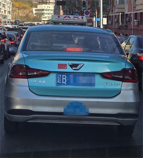 太不应该！男子上班途中，路遇车辆将国旗贴纸倒贴车尾