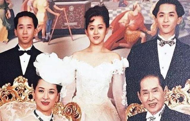 但她在香港却是广为人知,她就是粤剧名伶邓永祥的第四任妻子,作为名伶