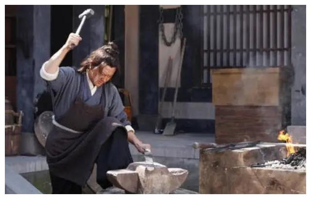 古代工匠铸剑时，为什么要用“活人献祭”，不全都是迷信|干将|莫邪|活人_新浪新闻