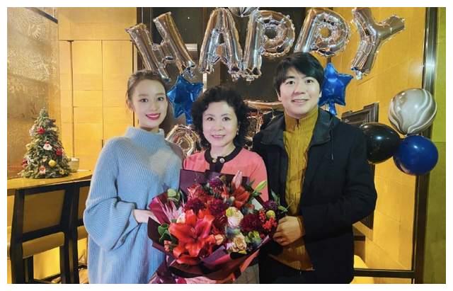 郎朗晒照为母亲庆生,吉娜七个月孕肚抢镜,老丈人高大帅气现身