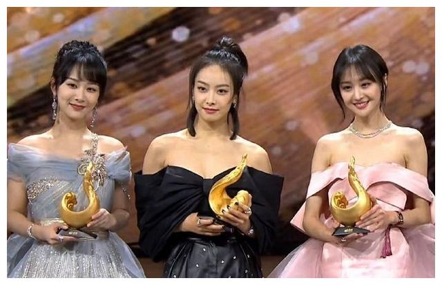 杨紫跟谁合影都很开心,只有和她们合照"冷漠脸",却反被心疼!