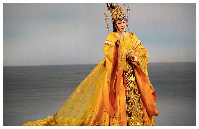 41岁李玉刚近照,胖出双下巴认不出,一群迷妹跟拍少女缘好到爆