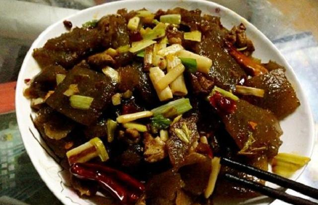 去东北餐馆吃饭,3人点5道菜,老板笑称吃完免单,上菜后都懵了休闲区蓝鸢梦想 - Www.slyday.coM 去东北餐馆吃饭,3人点5道菜,老板笑称吃完免单,上菜后都懵了休闲区蓝鸢梦想 - Www.slyday.coM