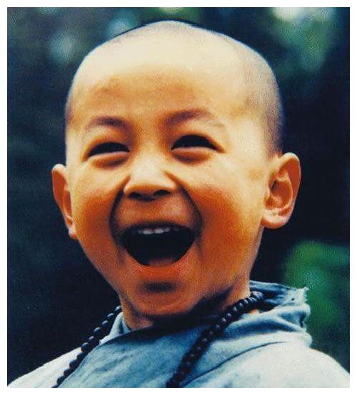 释小龙大家都不陌生,一脸萌萌的"凶狠"表情,无论什么时候都是小光头.