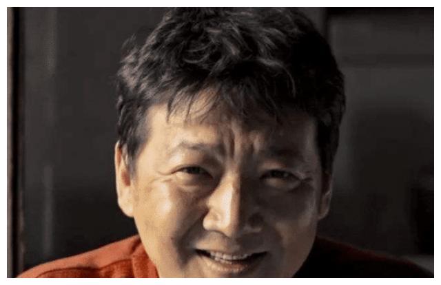 因饰演的"杀人犯"过于逼真,群众直接报警