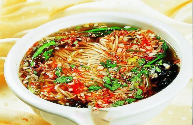 面条这样做,酸辣开胃,不爱吃面食的都想吃两碗,两三下做一碗