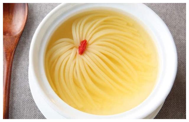 中日厨师切豆腐pk刀工,日本切出"菊花",中国:见过头发丝吗